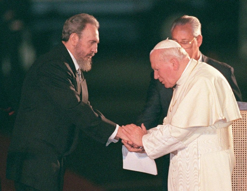 25 de enero de 1998, el presidente cubano Fidel Castro saluda a papa Juan Pablo II en el Aeropuerto Internacional José Martí de La Habana. 