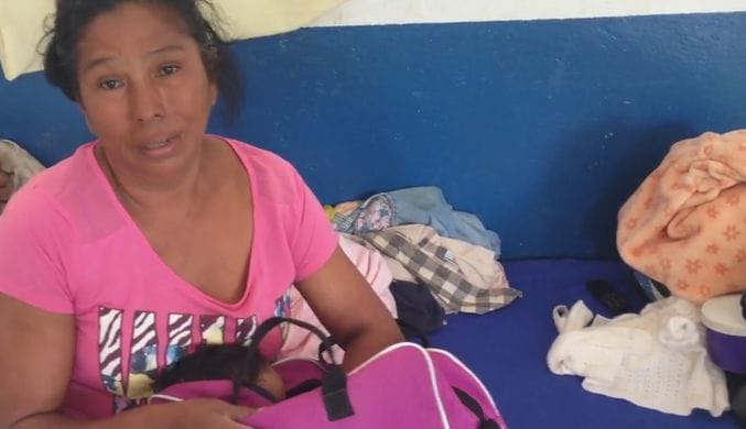 En Costa Rica mujer lanzó a bebé dentro de un bolso para salvarlo de inundación
