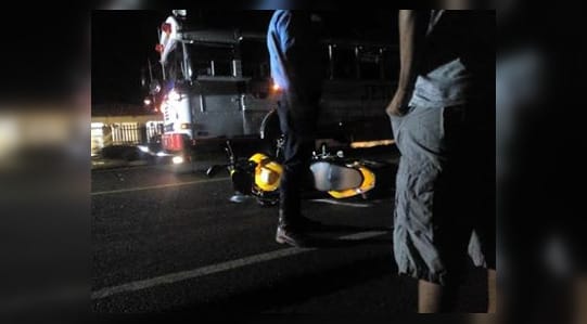 Pasajera de moto fallece en colisión contra un bus en la carretera Panamericana Norte