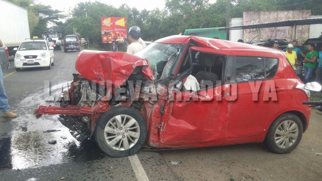 El conductor del carro rojo se estrelló contra un camión y luego contra un furgón