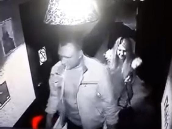 Video de seguridad donde se ve a Alexander Maslennikov abandonar un karaoke con sus dos víctimas