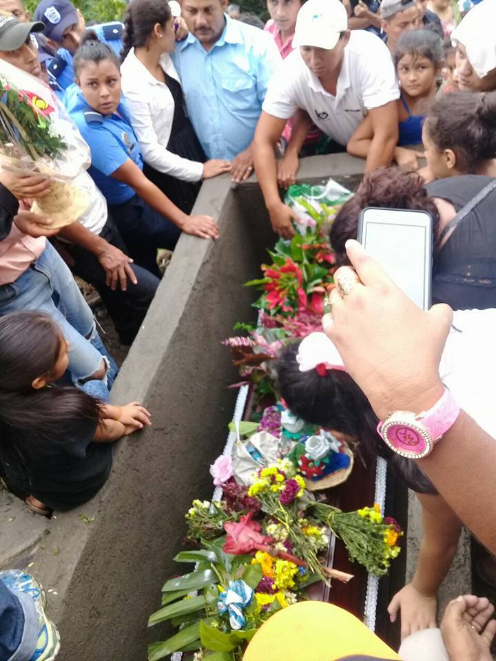 Familiares dieron el último adiós a la policía Darling Domitila Méndez Cerda