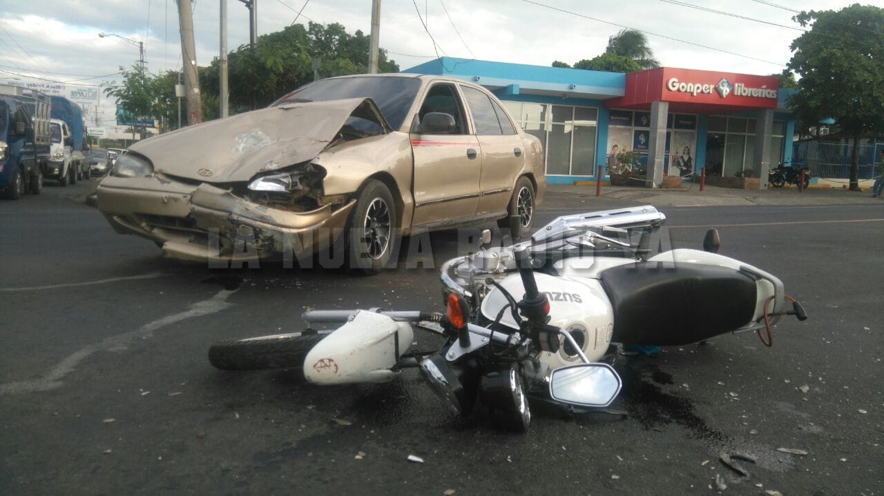 Imagen del brutal impacto de la moto contra el automóvil