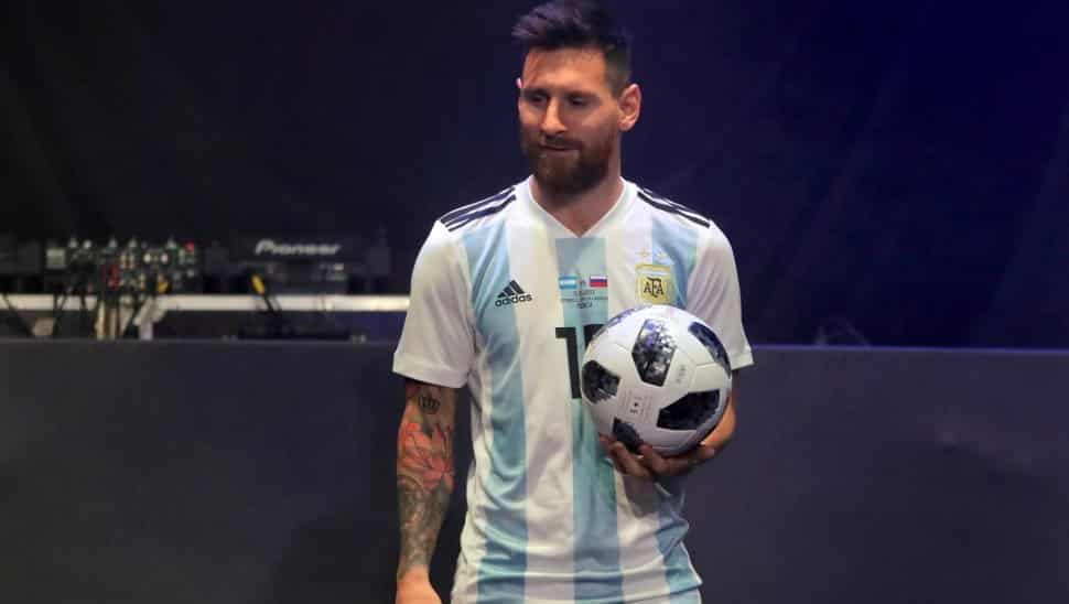 Lionel Messi, posando con la Telstar 18.