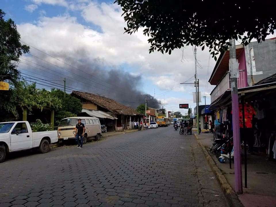Incendio en una casa de 2 pisos en Rivas. Cortesía de Giovanni Cárdenas