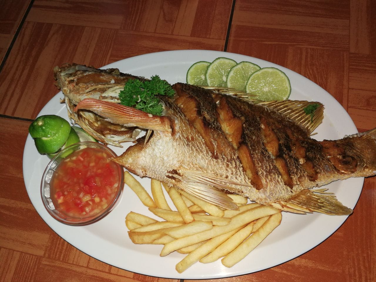 Un rico pescado del restaurante El Espigón en Corinto