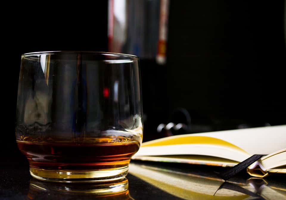 El Whisky se debe tomar puro y con moderación