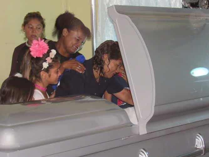 Familiares lloran ante el ataúd de Yader Montiel