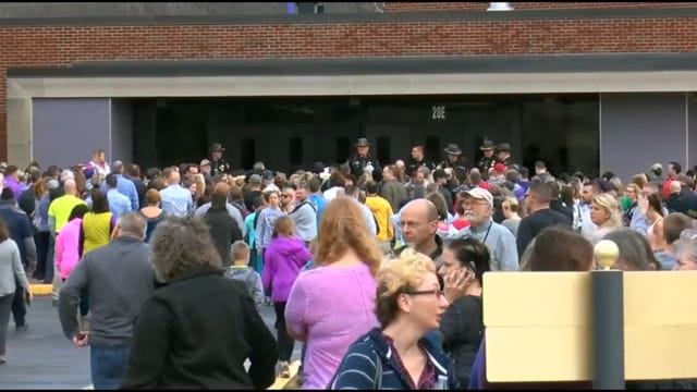 Decenas de padres llegaron a la escuela tras el incidente