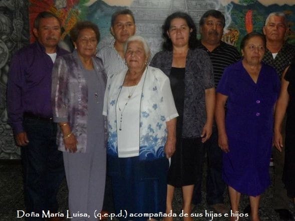 Doña María Luisa Nolazco de Vílchez junto a sus hijos