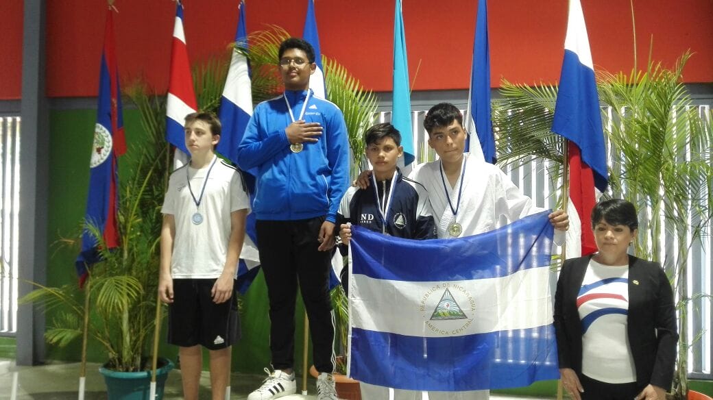 Medalla de oro en Kumite individual masculino +70kg. Foto vía Renato Osorio @Renato4500