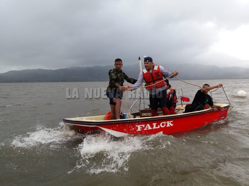 Buzos de la Fuerza Naval de Nicaragua en el Lago de Apanás