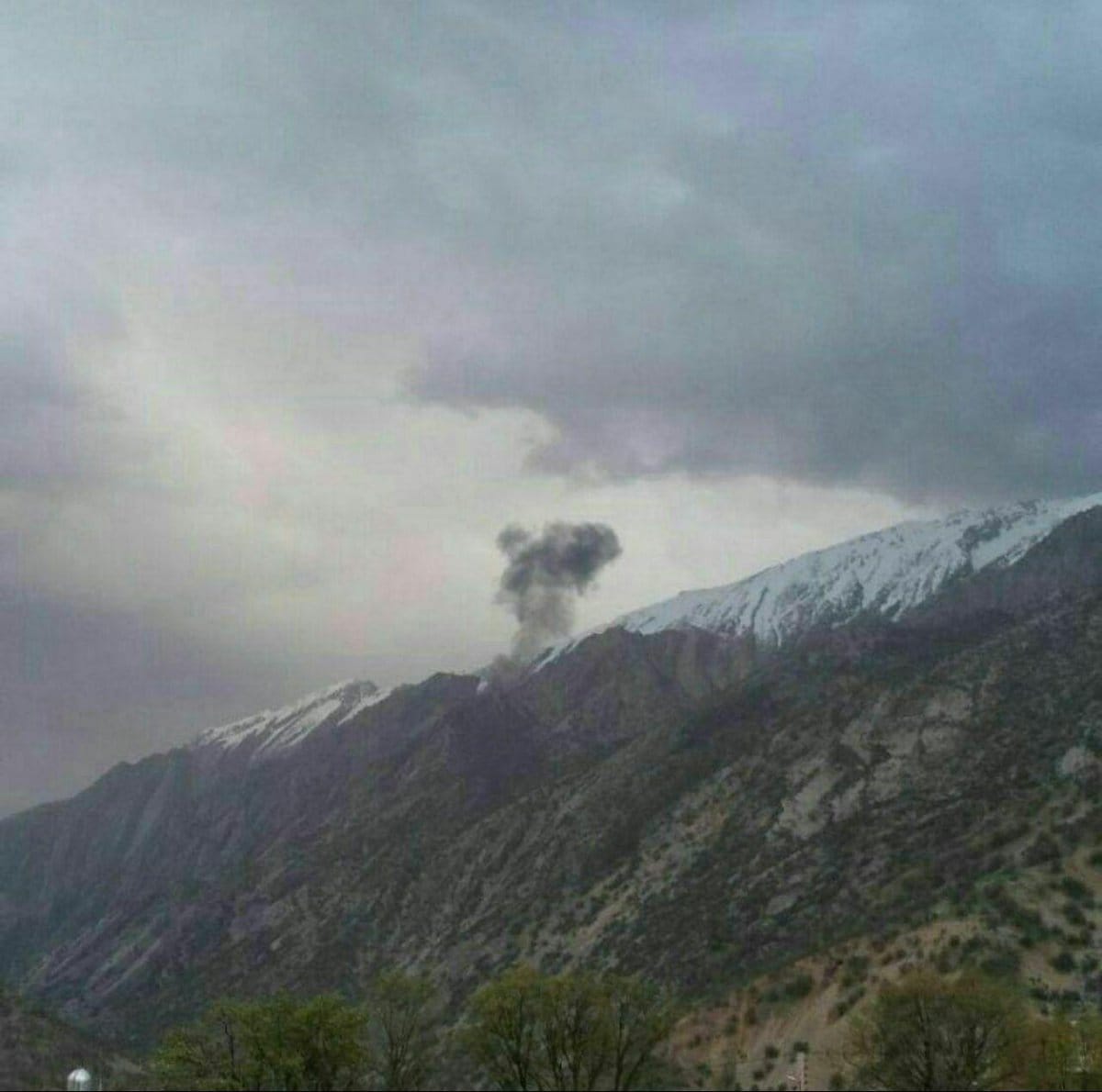 Estela de humo en el lugar donde se estrelló el avión turco