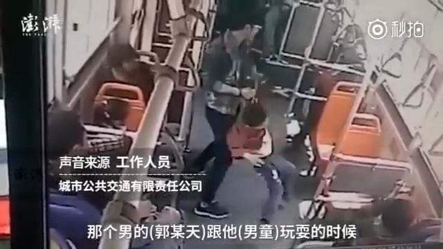 Viral: Hombre agrede brutalmente a un niño malcriado dentro de un bus en China