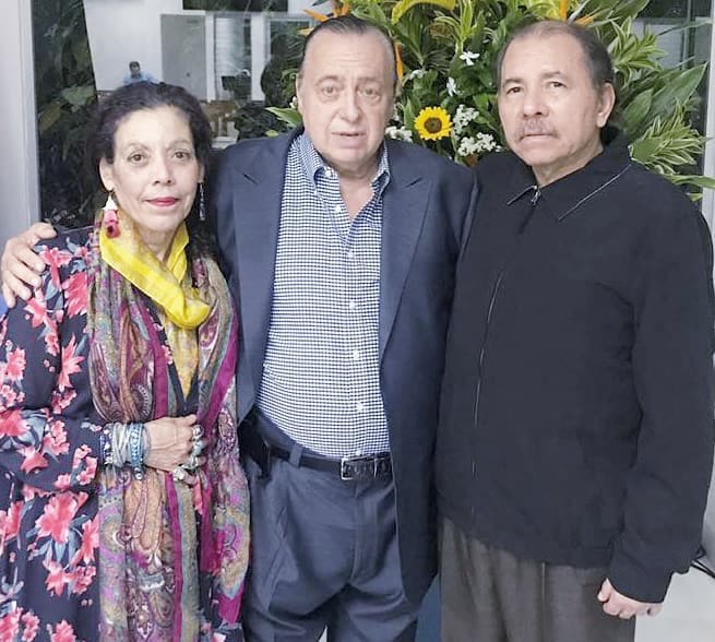 El pastor puertorriqueño Jorge Raschke junto a Daniel Ortega y Rosario Murillo