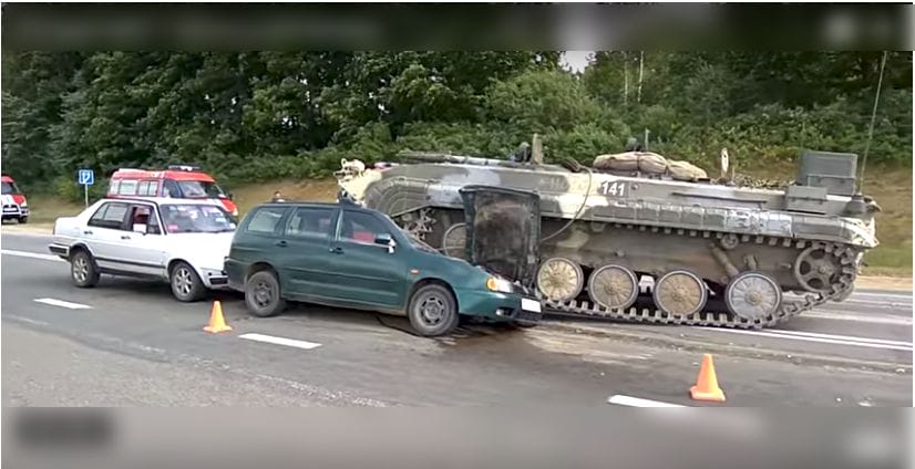 Un vehículo blindado aplastó a un automóvil en Bielorrusia y su conductor sobrevivió