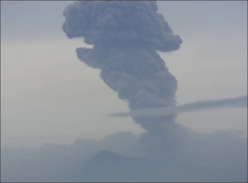 Volcán Telica expulsa gases