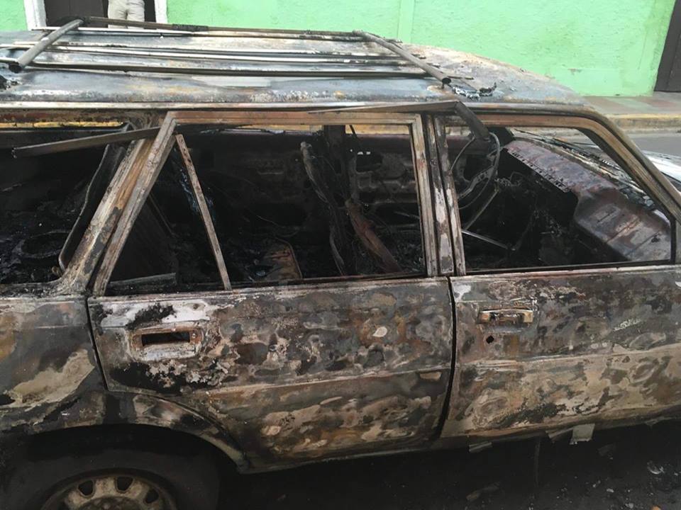 Así quedó el vehículo quemado por los vándalos en Granada