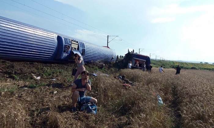 10 muertos y 73 heridos al descarrilarse un tren en Turquía