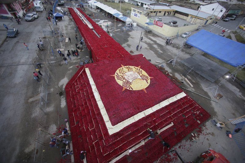 Ecuador construye réplica de antigua pirámide con rosas 