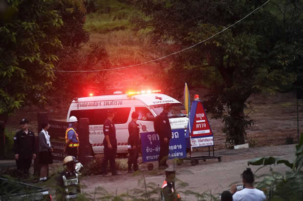 4 niños fueron rescatados con éxito en una cueva en Tailandia