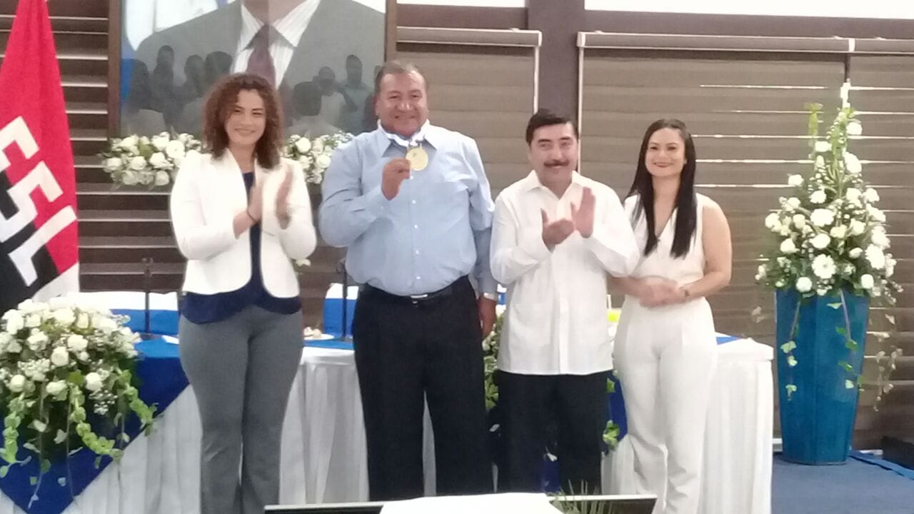 Ernesto López recibe la orden municipal Alexis Argüello