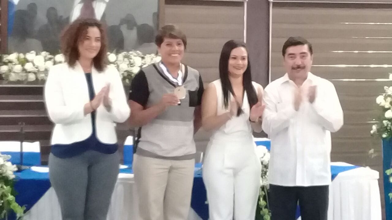 La atleta Dalila Rugama recibe la orden municipal Alexis Argüello