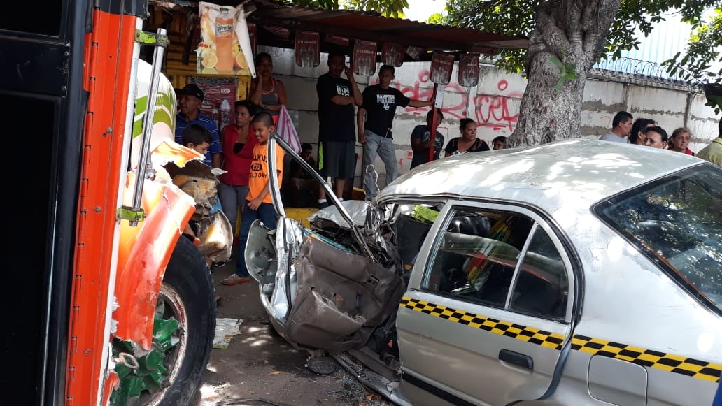 Choque brutal entre taxi y autobús en Managua
