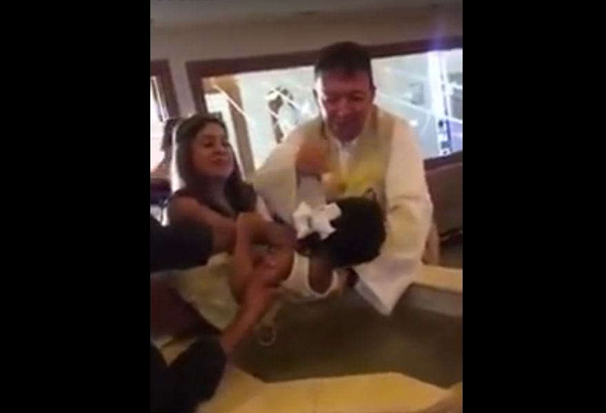Captura del video donde la niña insulta al padre durante su bautizo