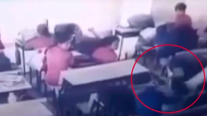 El video, captado por las cámaras de seguridad del colegio, muestra cómo el menor sufrió bofetadas y golpes