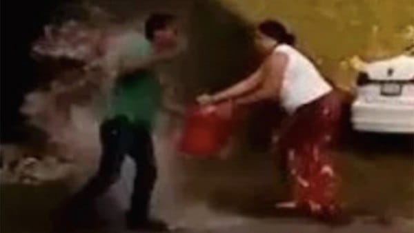 Mujer le rocía gasolina a su marido en México