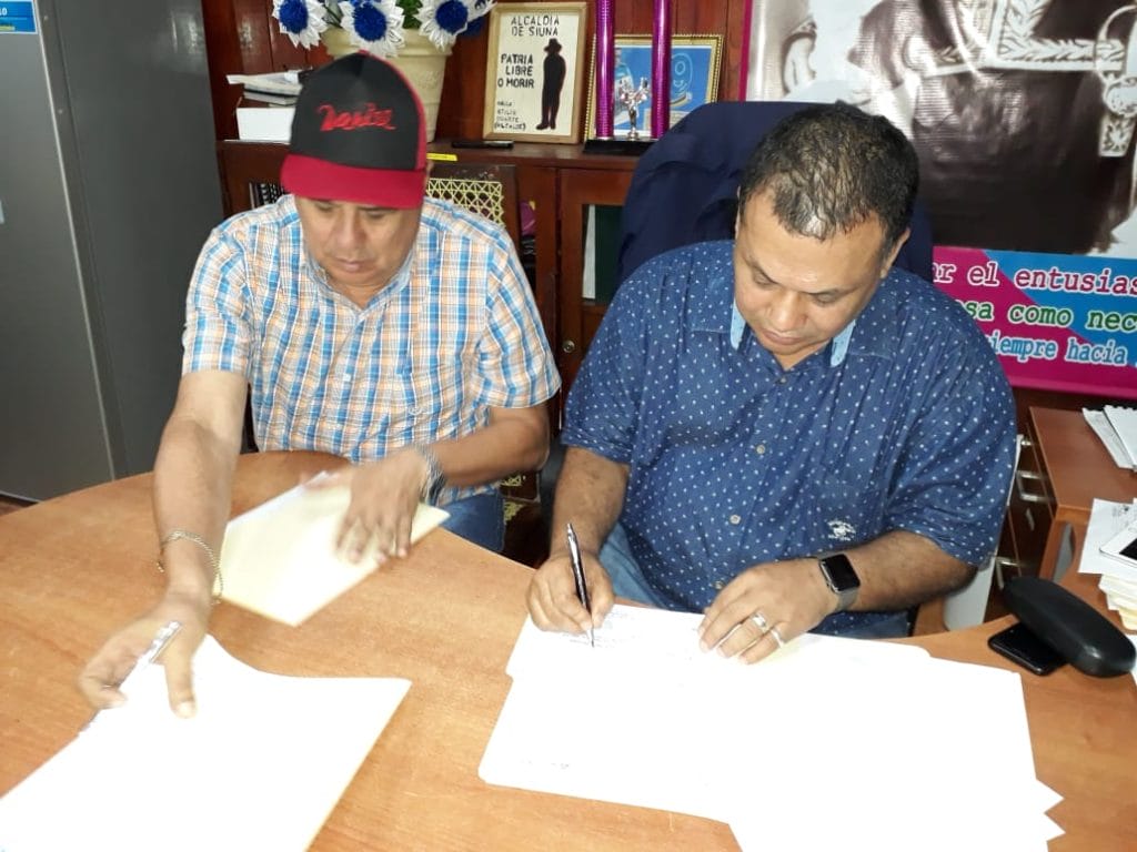 El Gobierno Regional firma convenios con la Alcaldía de Siuna para continuar con nueva Fase del Estadio Onselo Martín. Cortesía de @CostaCaribeNI