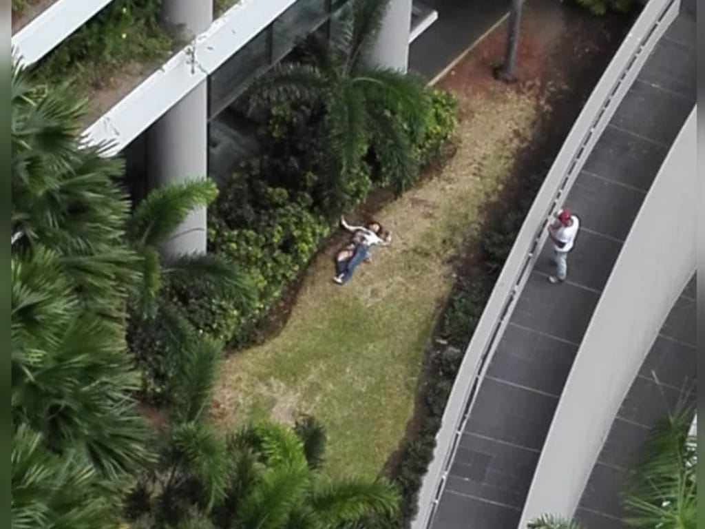 Así quedó el cuerpo de la fémina tras caer de lo alto de un edificio en Panamá