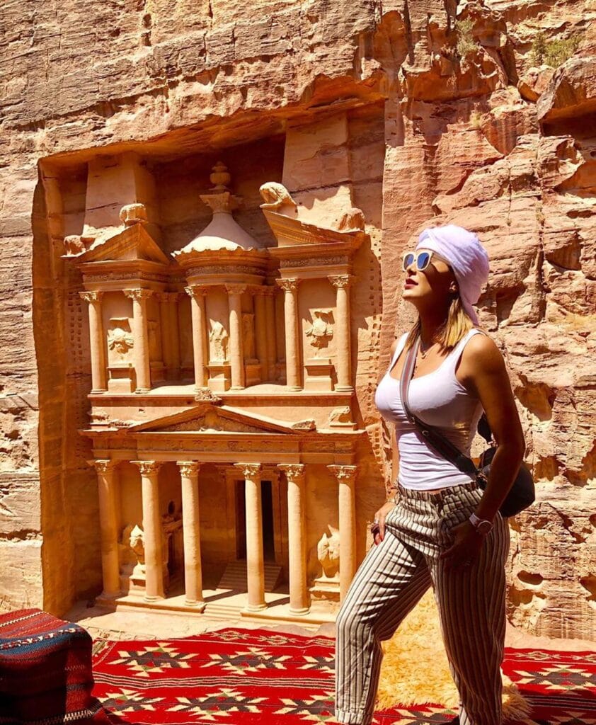 Ninel posando desde Petra, Jordán 