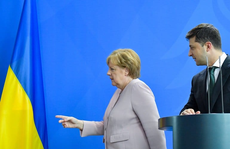 Angela Merkel sufre afectación de salud durante acto oficial