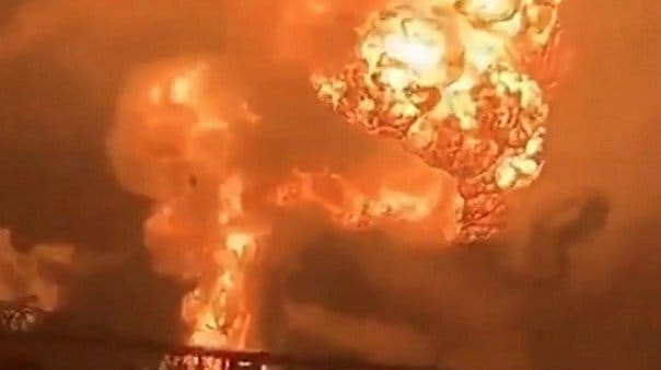 Un incendio provoca una impactante explosión en una refinería en Filadelfia