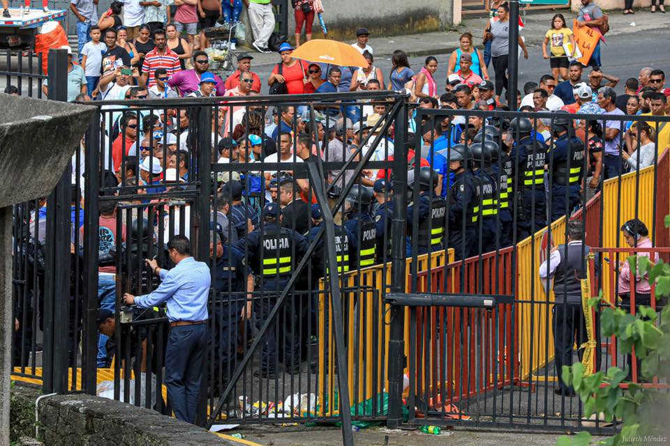 Manifestantes penetran en casa presidencial de Costa Rica. jpg