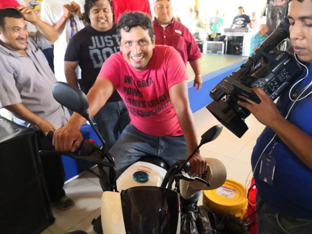 Luis Mora Altamirano, ganador de motocicleta