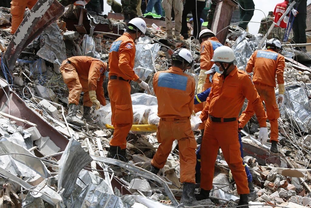 A 18 subió el número de muertos por el derrumbe de un edificio en Camboya