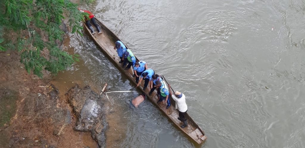 Encuentran cuerpo flotando en rio Bambana