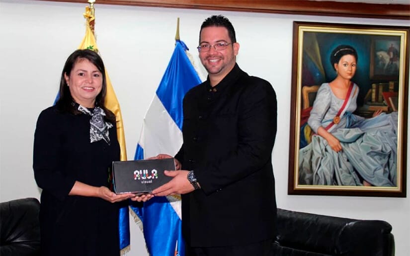 La embajadora Yaosca Calderón junto al Ministro de Poder Popular para la Educación Superior, Compañero César Trompiz