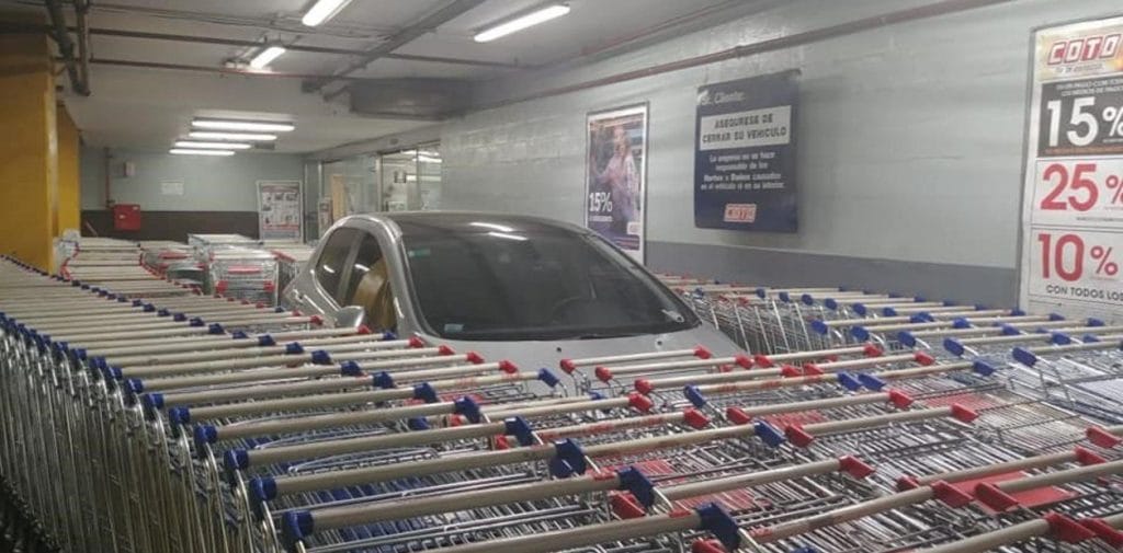 Así quedó un auto encerrado adrede por los empleados de un supermercado argentino. (Facebook: Arnold Angelini)
