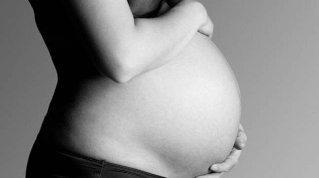 Mujer pierde su bebé al practicarle aborto por equivocación en Corea