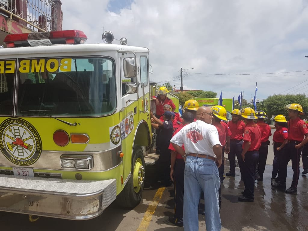 Bomberos reciben unidad contra incendios en Rivas
