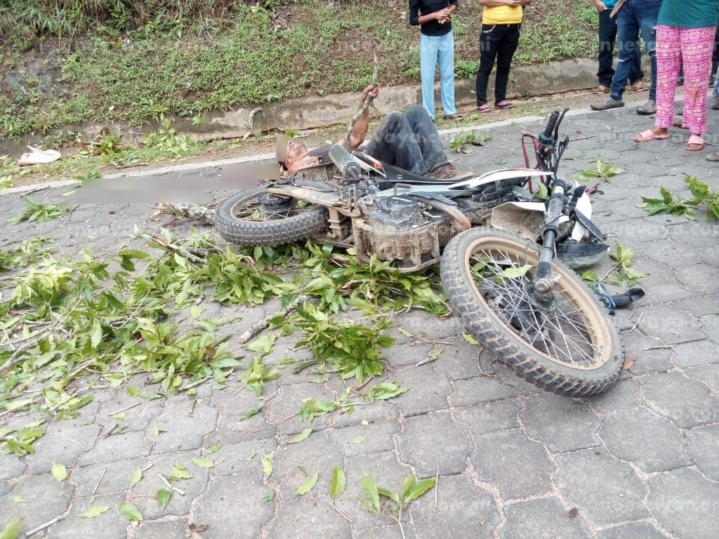 Una rama le cayó encima mientras conducía su moto en San Juan de Río Coco