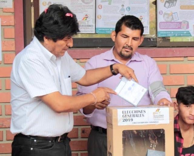 Evo Morales deposita su voto en las elecciones generales de Bolivia