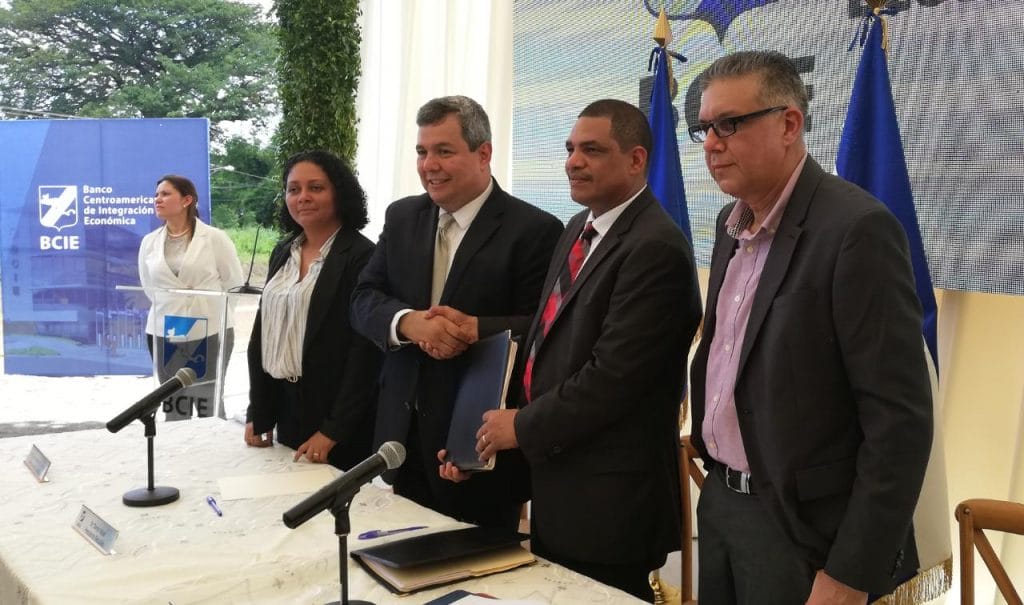 Nicaragua firmó con el BCIE préstamos para agua potable y carreteras