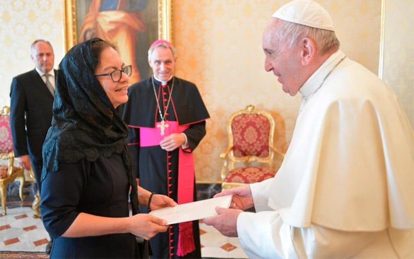 Gilda Bolt embajadora de Nicaragua ante el Vaticano junto al Papa Francisco 