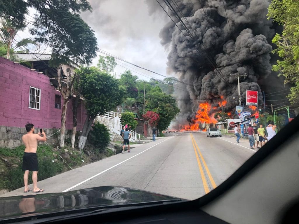 Un camión cisterna se estrelló contra un taller en Honduras causando un verdadero infierno que quemó al menos 7 viviendas
