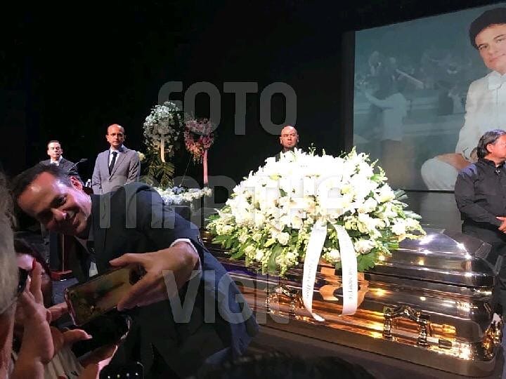 Periodista Martha Vigil fotografía momento en que José Joel se toma 'selfies' en homenaje de José José, el Príncipe de la Canción